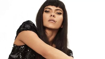 Cât costă de fapt perechea de blugi purtată de Inna accesoriu care are 130.000 de like-uri pe Instagram