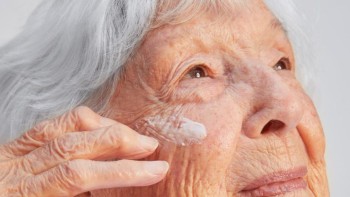 O bâtrână de 80 de ani din România păcălită ca va fi MODEL LA PARIS. Escrocii au stors-o de 40.000 de euro pentru portofoliu