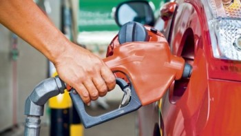 Guvernul a decis reducerea cu 50 la sută a accizei la carburanți. Cu cât scade prețul la pompă