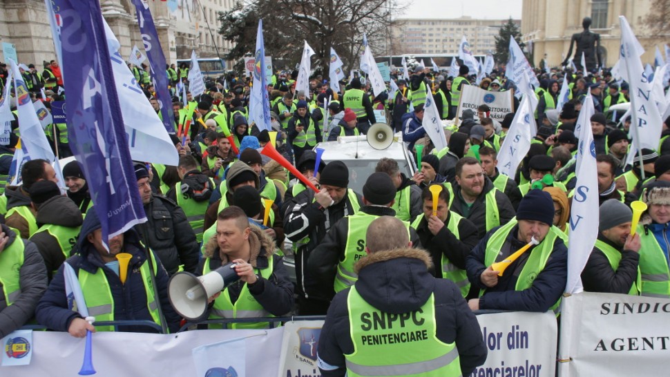 Polițiștii și grefierii din nou în stradă. Se intensifică protestele la ușa guvernului | UPDATE