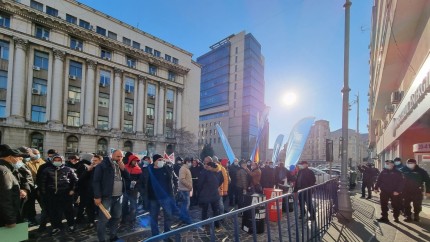 Protest la Ministerul Energiei după criza privind facturile uriașe la gaze și energie electrică Cetăţenii prezenţi la acţiune vor tăia zeci de facturi în bucăţele mici
