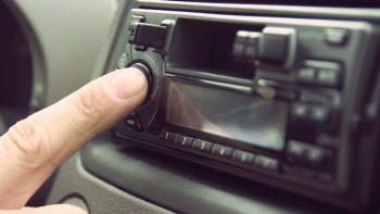 Beneficiile UIMITOARE ale muzicii în timpului șofatului