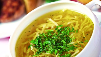 Rețeta supei de pui cu tăiței de casă. Ca la MAMA ACASĂ