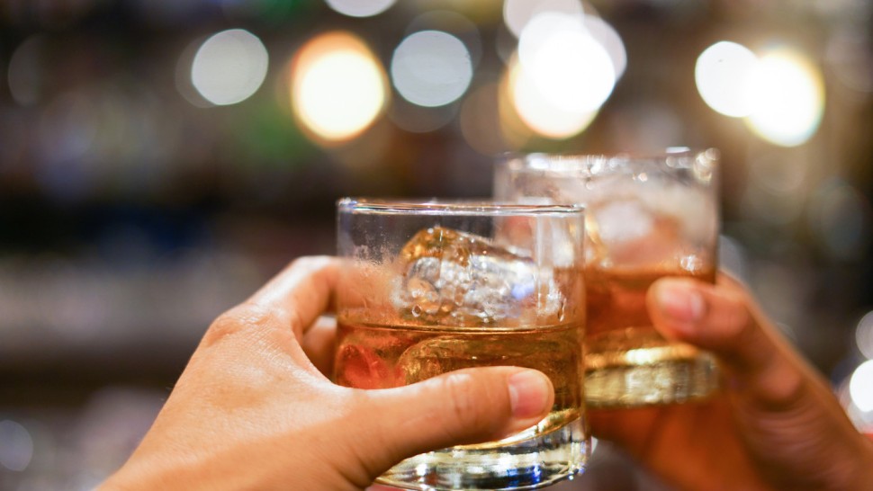 Un adevărat record Rușii au băut în 2021 peste 2 miliarde de sticle de tărie