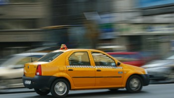 Se schimbă legea. Taxiurile din România trebuie să aibă geamuri securizate după norme UE