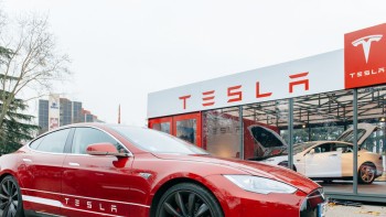 Sute de mii de mașini Tesla au fost rechemate în service. Posibile defecţiuni la alerta sonoră privind centura de siguranţă