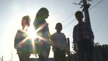 Tinerii din România sunt cei mai săraci din UE. Un sfert din ei nu-și pot cumpăra haine noi și au doar o pereche de pantofi