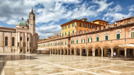 Localitatea din Italia unde pavajul strălucește noaptea Materialul e poros aproape elastic