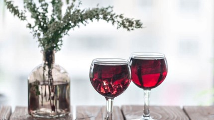 Vești bune pentru cei care consumă vin roșu în cantități moderate. Au niveluri mai scăzute de grăsimi viscerale