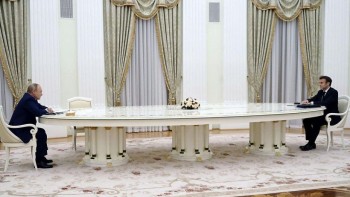 Ce au mâncat Putin și Macron la întâlnirea de cinci ore. Au fost asortate și niște vinuri de excepție