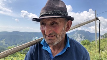 Luca Sabin are 80 de ani și este vedetă pe Netflix. Povestea transilvăneanului dintr-un sat cu 500 de locuitori