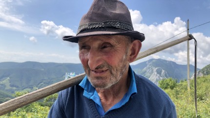Luca Sabin are 80 de ani și este vedetă pe Netflix. Povestea transilvăneanului dintr-un sat cu 500 de locuitori