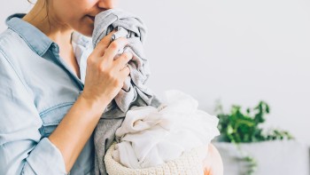 Cum scoatem mirosul de benzină de pe haine Sfaturi utile