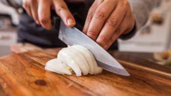 Cum tai ceapa fără să curgă lacrimi. Trucuri miraculoase