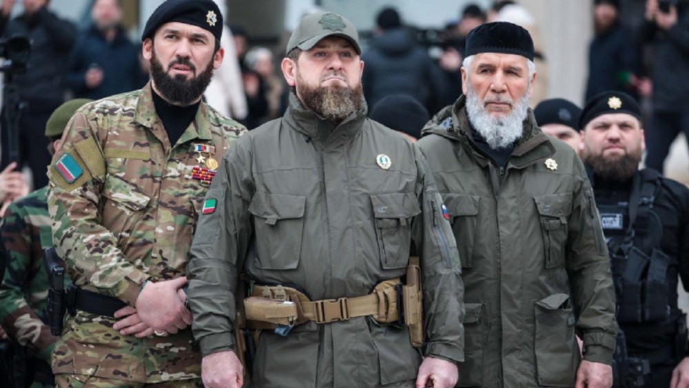 Luptătorul cecen Kadîrov a ajuns la Mariupol să lichideze orașul. Putin l-a înaintat în grad