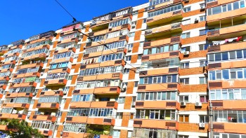 Piața imobiliară tendințe și perspective. Câte salarii trebuie să strângă un român pentru o locuință în București