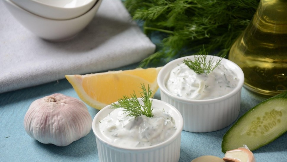 Rețeta pentru sos tzatziki. Cu ce îl puteți servi