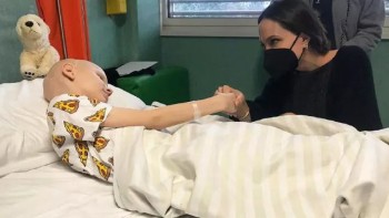 Angelina Jolie a vizitat copiii ucraineni în spital. E oribil să-i vedem pe cei mici plătind prețul acestui război
