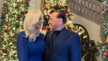 Detalii de la spectaculoasa nuntă simbolică a ex-premierului Italiei Silvio Berlusconi cu o femeie cu 50 de ani mai tânără. Paj le-a fost un câine