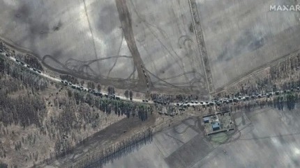 Doi generali NATO experți în tactică de război au explicat ce plan are Rusia cu coloana de blindate care amenință permanent Kievul