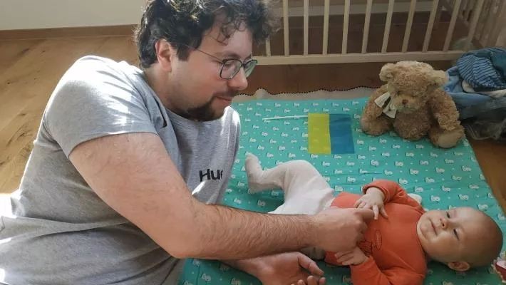 Controlorul italian din trenurile germane e înger păzitor pentru copiii ucraineni