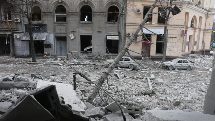 Război în Ucraina a șaptea zi de coșmar și noi negocieri. Mariupol bombardat de 12 ore. Nici nu ne putem lua morții și răniții de pe străzi