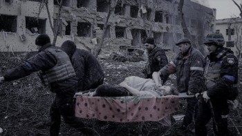 A murit femeia însărcinată din fotografia-simbol a atacului asupra maternității din Mariupol. Nu a supraviețuit nici copilul ei