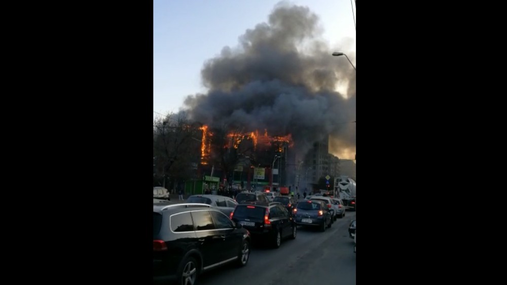 Incendiu puternic în București. Centrul comercial Prosper din Capitală a luat foc. Un bloc a fost evacuat VIDEO