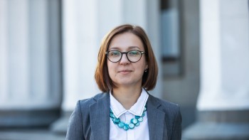 Povestea Innei deputata din Ucraina care s-a fotografiat cu o armă Kalașnikov. Sunt profesoară dar am s-o folosesc