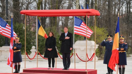 Klaus Iohannis discuții cu Kamala Harris privind ridicarea vizelor pentru români Cât costă acum intrarea în SUA și ce presupune procesul