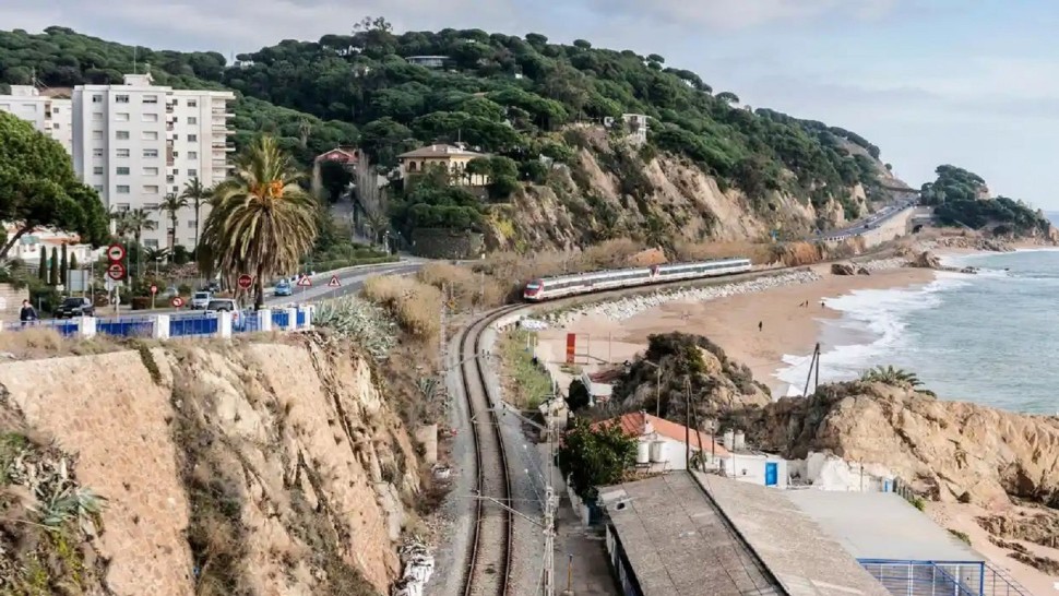 Cea mai pitorească linie de tren din Barcelona veche de 170 de ani e în pericol să dispară . Marea a mușcat o bucată din coasta pe care circulă