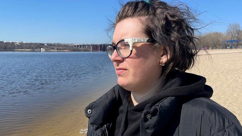 Maria profesoara care a supraviețuit la Teatrul din Mariupol distrus de ruși. Câinii ei au murit și disperată femeia a plecat din oraș pe jos