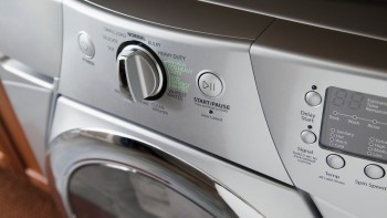 Trebuie să punem imediat hainele noi în mașina de spălat. Pericolul din îmbrăcămintea cu etichetă