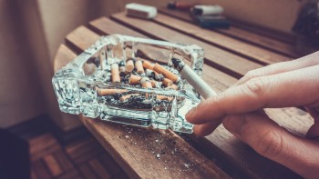 Cum să elimini mirosul de tutun din casă. Descoperă cât de simplu e