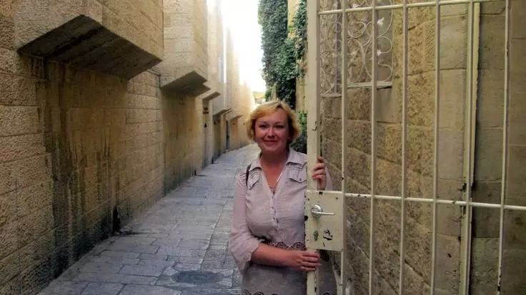 Scrisoarea Nadejdei din Mariupol către lume. În jurul meu e o tăcere de cimitir. Nu sunt mașini nu se aud voci pe bănci nu sunt copii și bunici. Chiar și vântul a murit...