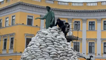 Cum protejează ucrainenii statuia simbol a Odesei. Ducele cel mai faimos guvernator al orașului de la malul Mării Negre