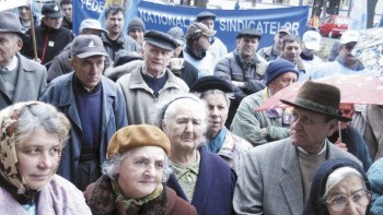 Pensionarii din România ies în stradă la protest. Aceștia cer desființarea Pilonului II de pensii