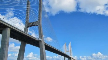 Cum a fost construit al doilea cel mai lung pod din Europa. A fost gata în trei ani exclusiv din bani privați