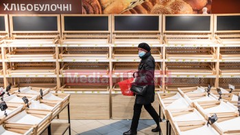 Viața în Kievul asediat. Rafturile din magazine sunt goale iar când vin mașinile de aprovizionare se formează cozi uriașe. GALERIE FOTO