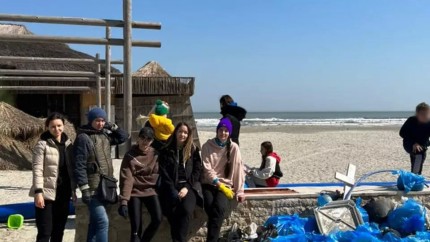 Refugiații ucraineni cazați la Mamaia au curățat plaja de gunoaie. Și ei vin dintr-un oraș de la malul Mării Negre Odesa