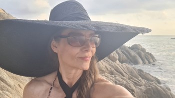 Romanița Iovan spectaculoasă în costum de baie la 57 de ani