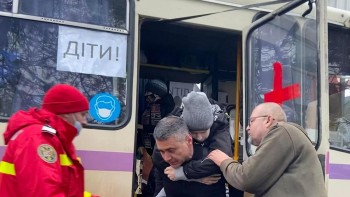 David Saranga Ambasadorul Israelului cară în spate un copil grav bolnav REFUGIAT din UCRAINA | FOTO