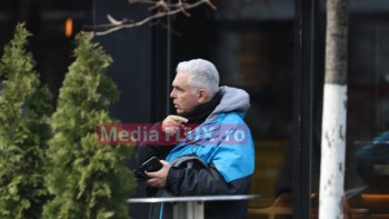 Îngrijorările unui fost ministru de Externe. Adrian Severin stă cu ochii pe știri chiar și când se plimbă cu soția