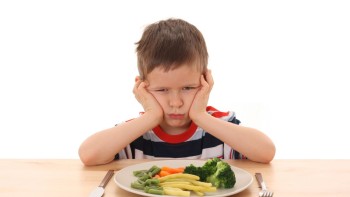 Top 5 sfaturi pentru copiii mofturoși. Cum îi convingem să mănânce