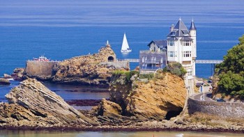 Alta Mira vila lui Putin din Biarritz a fost ocupată de activiștii anti-Rusia. I-au schimbat numele și au anunțat că va adăposti refugiați