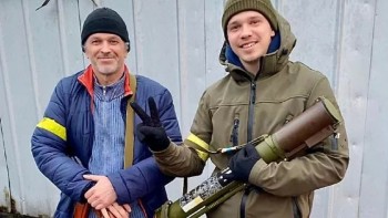 Vladislav tânărul de 23 de ani care s-a întors din Spania ca să apere Ucraina. Face echipă cu tatăl lui în Kiev