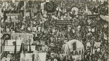 Distracția extremă de 1 Mai a tinerilor pe vremea comunismului. Când părinții erau la parada oficială copiii rupeau litoralul