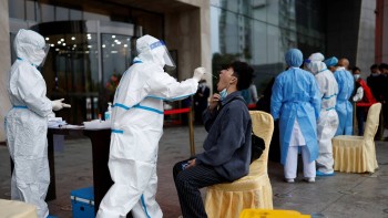 COVID-19 face ravagii în continuare în China. Shanghai prelungește carantina celor 26 de milioane de locuitori