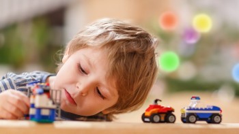 Copiii se joacă singuri Află că acest lucru aduce beneficii