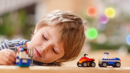Copiii se joacă singuri Află că acest lucru aduce beneficii
